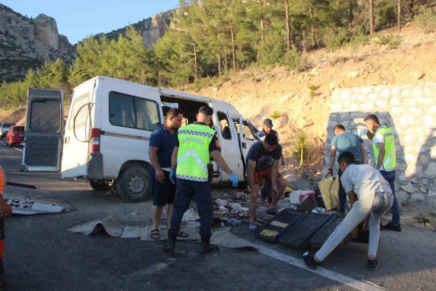 Mersin’de Tarım İşçilerini Taşıyan Minibüs Kaza Yaptı: 1 Ölü, 13 Yaralı