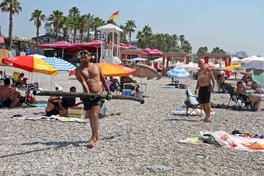 Ekmeğini Denizin Dibinden Çıkartıyor, Elindekileri Gören Tatilciler Şaşkına Dönüyor