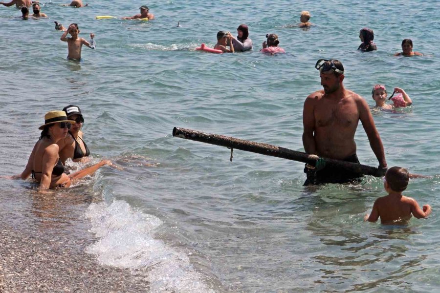 Ekmeğini Denizin Dibinden Çıkartıyor, Elindekileri Gören Tatilciler Şaşkına Dönüyor