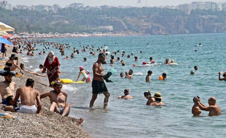 Ekmeğini Denizin Dibinden Çıkartıyor, Elindekileri Gören Tatilciler Şaşkına Dönüyor