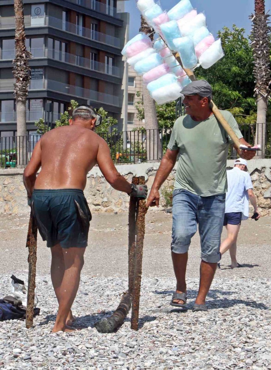 Ekmeğini Denizin Dibinden Çıkartıyor, Elindekileri Gören Tatilciler Şaşkına Dönüyor