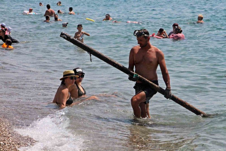 Ekmeğini Denizin Dibinden Çıkartıyor, Elindekileri Gören Tatilciler Şaşkına Dönüyor