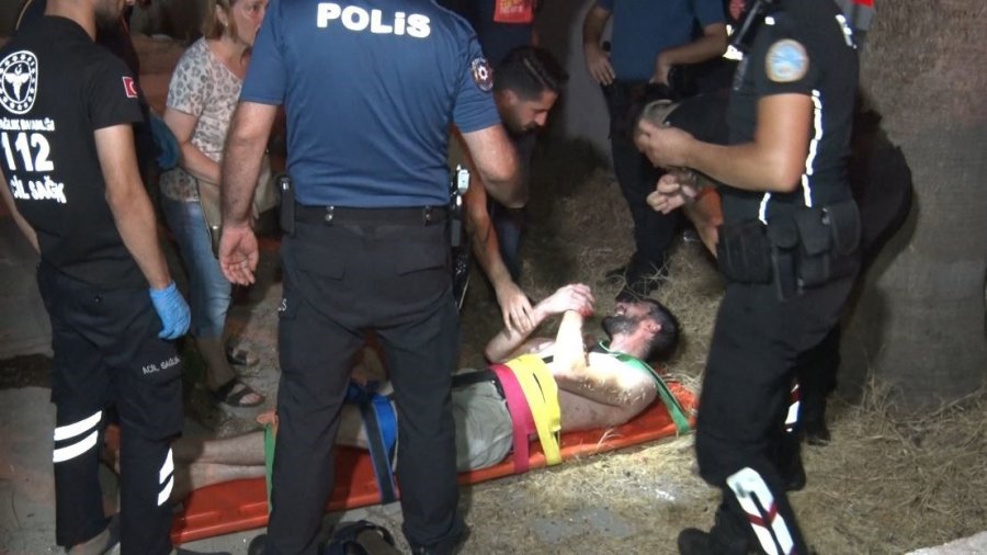 Kendini Eve Kilitleyip Elinde Bıçakla Polise Direndi, 1’inci Kattan Düşüp Yaralandı