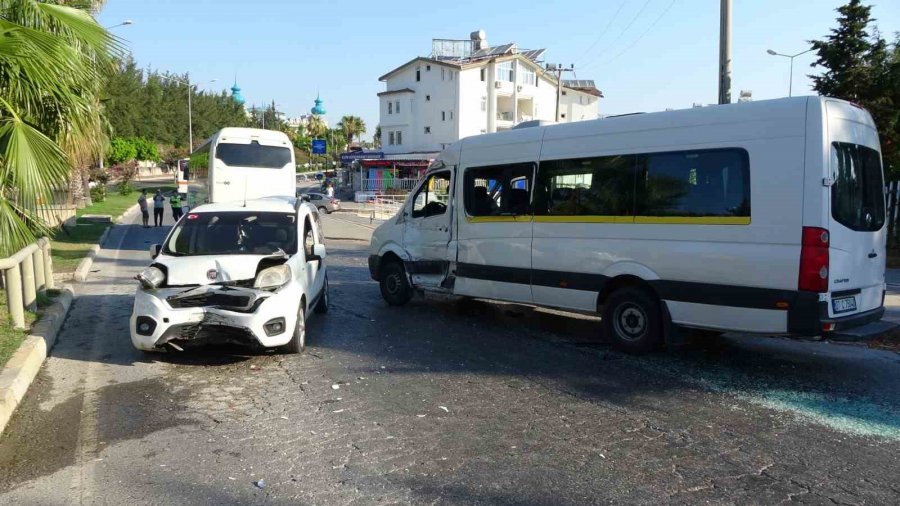 Antalya’da Otel Servis Otobüsü 2 Araca Çarptı: 6 Yaralı