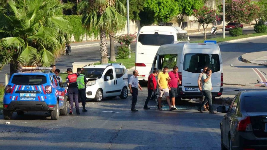 Antalya’da Otel Servis Otobüsü 2 Araca Çarptı: 6 Yaralı