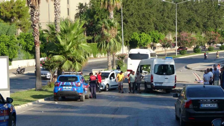 Antalya’da Otel Servis Otobüsü 2 Araca Çarptı: 6 Yaralı