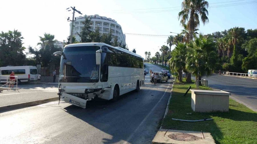 Antalya’da Otel Servis Otobüsü 2 Araca Çarptı: 6 Yaralı