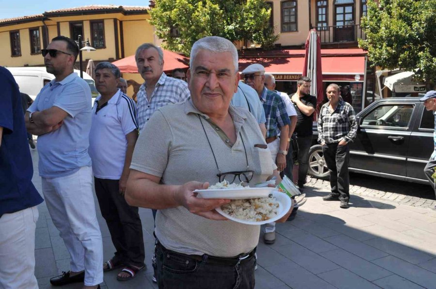 Paşa Mahallesi’nin Muhtarı Babasının Hayrına Pilav Dağıttı