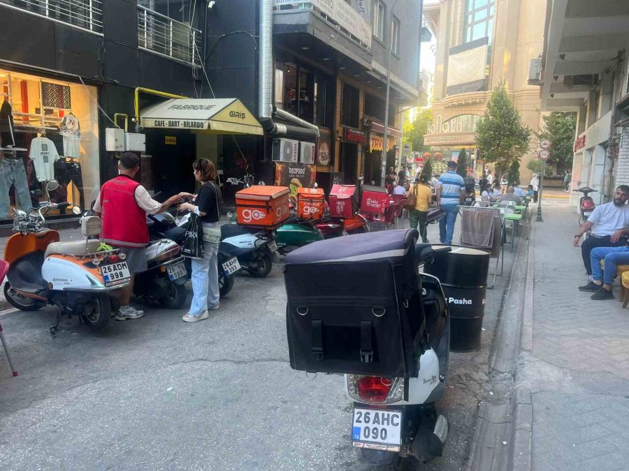 Park Edilen Kurye Motosikletleri Sokağı Kapatıyor