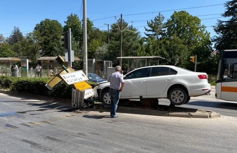 Çocuğa Çarpmamak İçin Manevra Yapan Araç, Trafik Levhasına Çarptı