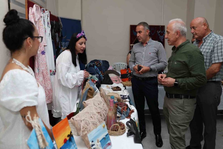 Akdenizli Kadınlar, El Emeği Göz Nuru Eserlerini Sergiledi