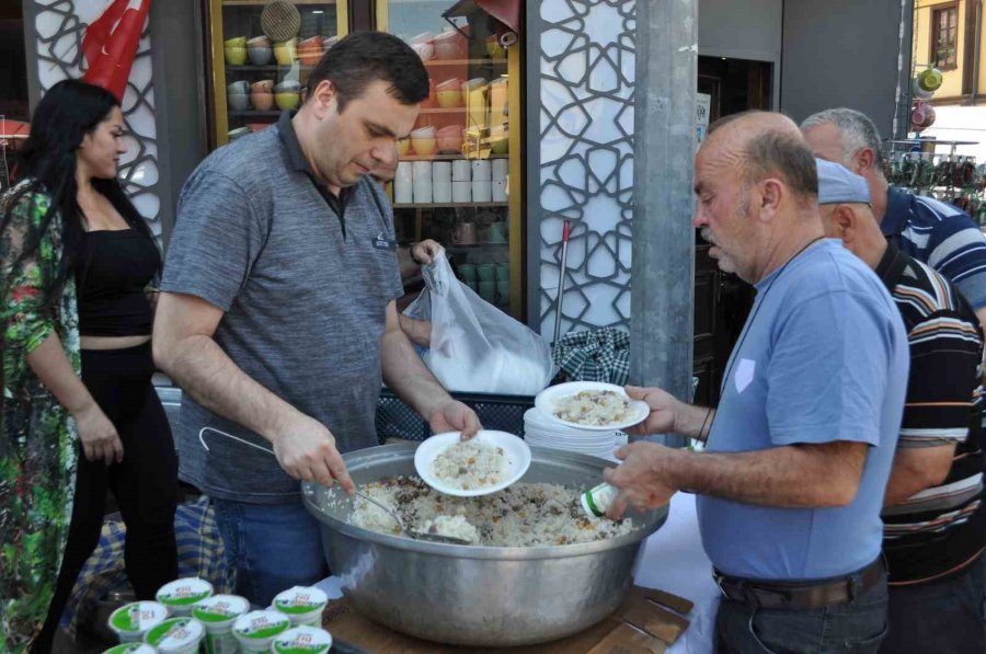 Paşa Mahallesi’nin Muhtarı Babasının Hayrına Pilav Dağıttı