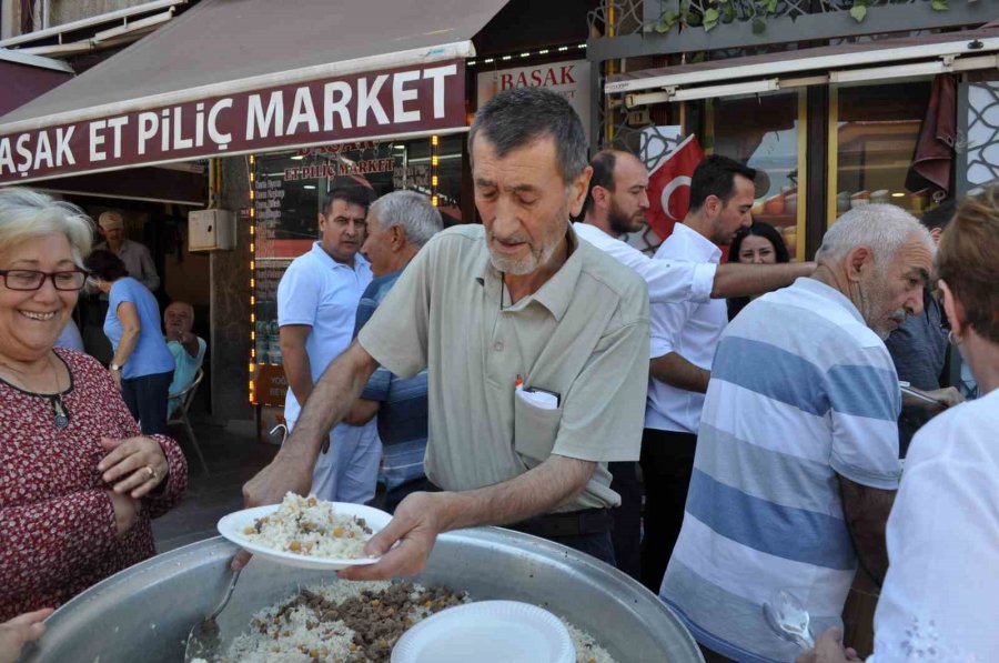 Paşa Mahallesi’nin Muhtarı Babasının Hayrına Pilav Dağıttı