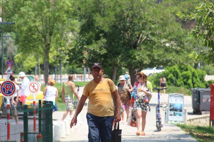 Antalya’da Nem Oranı Yüzde 76’ya Çıktı, Eyyamıbahur Bunalttı