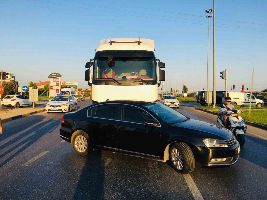 Tır İle Otomobilin Çarpıştığı Kaza Ucuz Atlatıldı