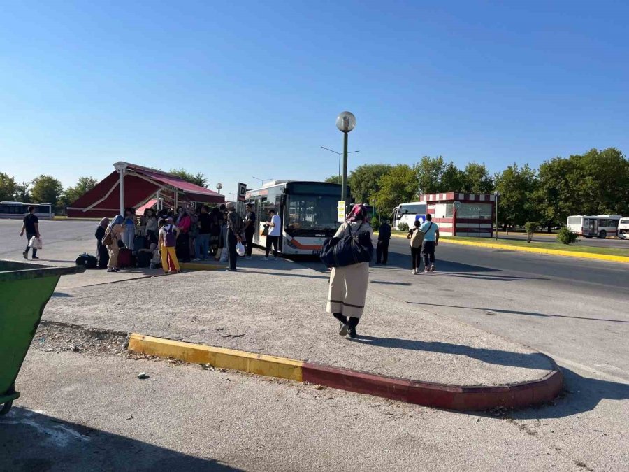 Otobüs Durağının Taşındığı Yerde Oturacak Alan Bulunmaması Tepki Çekti