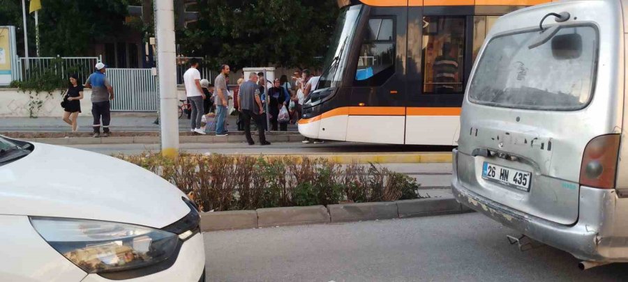 Pazar Alışverişinden Dönen Kadına Tramvay Çarptı