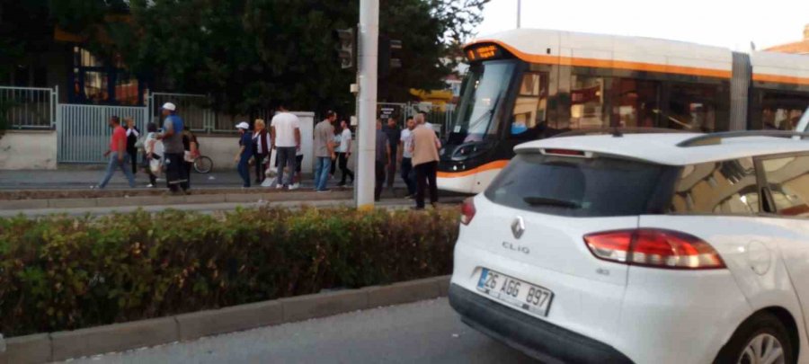 Pazar Alışverişinden Dönen Kadına Tramvay Çarptı