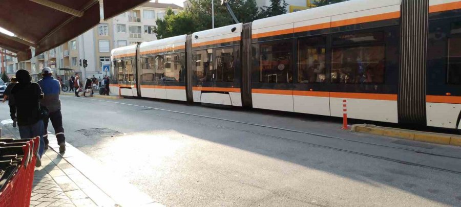 Pazar Alışverişinden Dönen Kadına Tramvay Çarptı