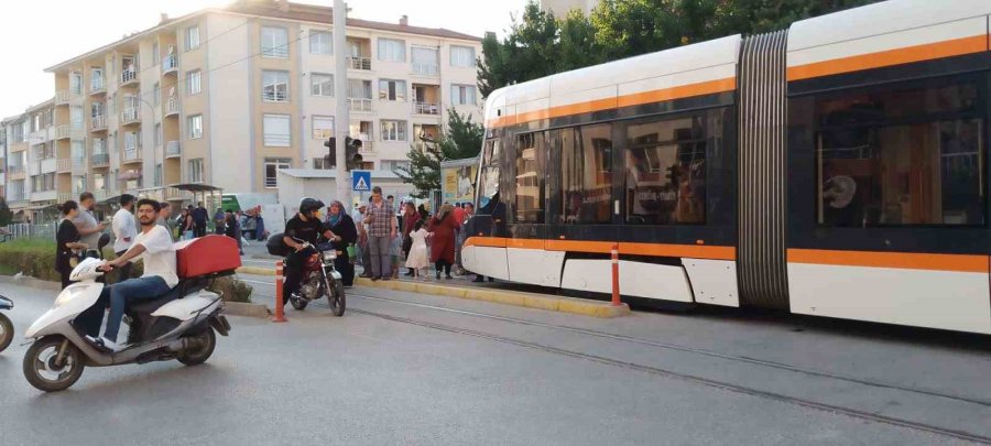 Pazar Alışverişinden Dönen Kadına Tramvay Çarptı