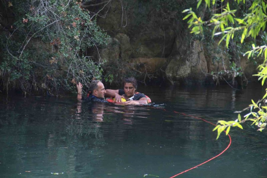 Genç Kadının Buz Gibi Suda,ölümle Yaşam Arasındaki Mücadelesi