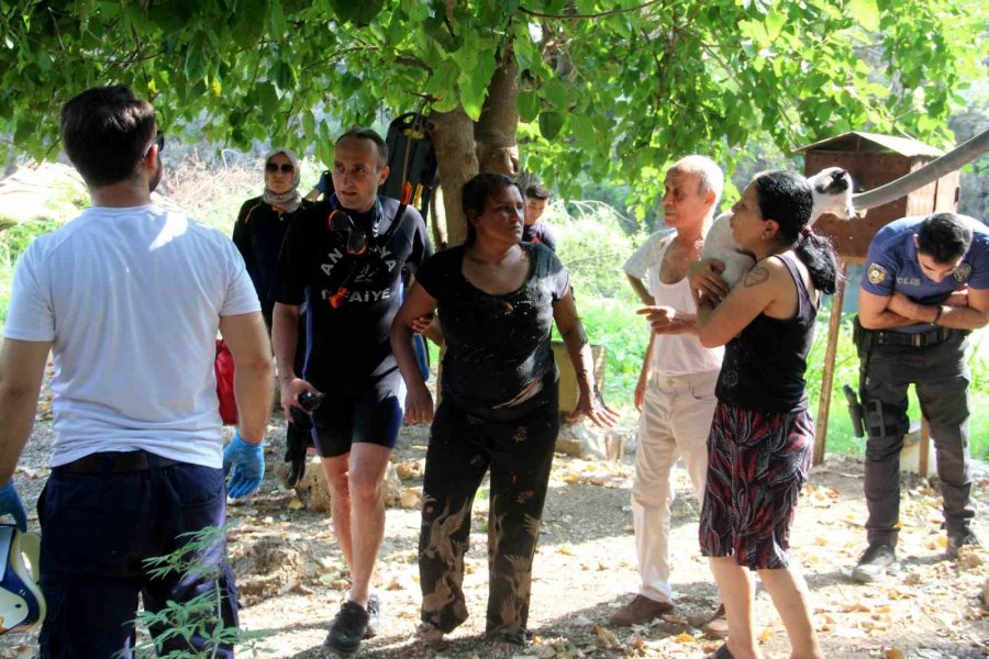 Genç Kadının Buz Gibi Suda,ölümle Yaşam Arasındaki Mücadelesi