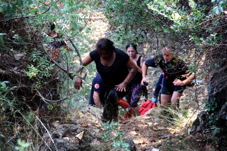 Genç Kadının Buz Gibi Suda,ölümle Yaşam Arasındaki Mücadelesi