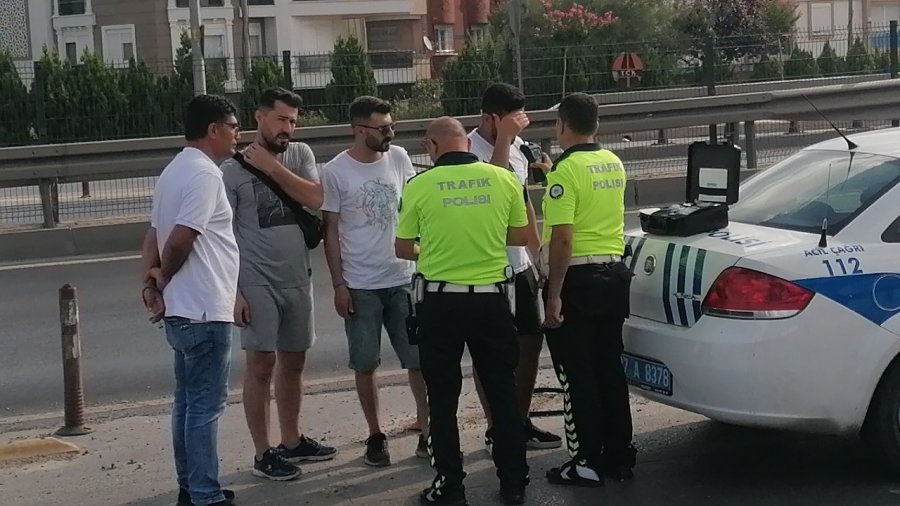 Kaza Yapan Motosiklete Çarpmamak İstedi, Çelik Bariyerlere Çarptı