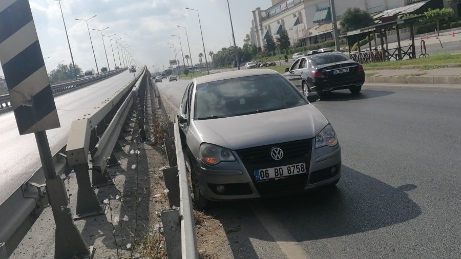 Kaza Yapan Motosiklete Çarpmamak İstedi, Çelik Bariyerlere Çarptı