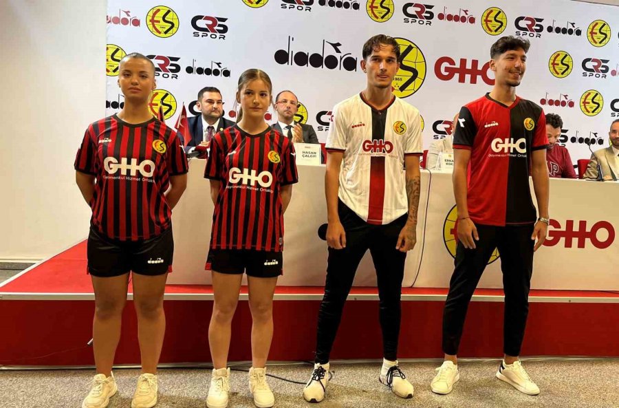 Eskişehirspor’un Yeni Sezon Formaları Tanıtıldı