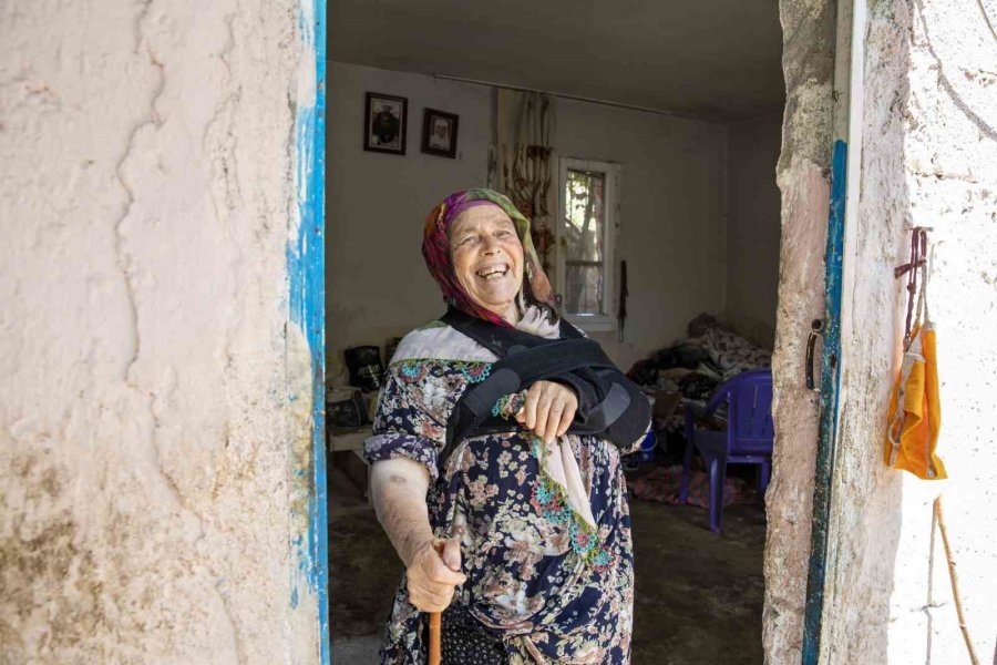 Hanım Teyzenin İhtiyaçları Mersin Büyükşehir Belediyesi Tarafından Karşılandı