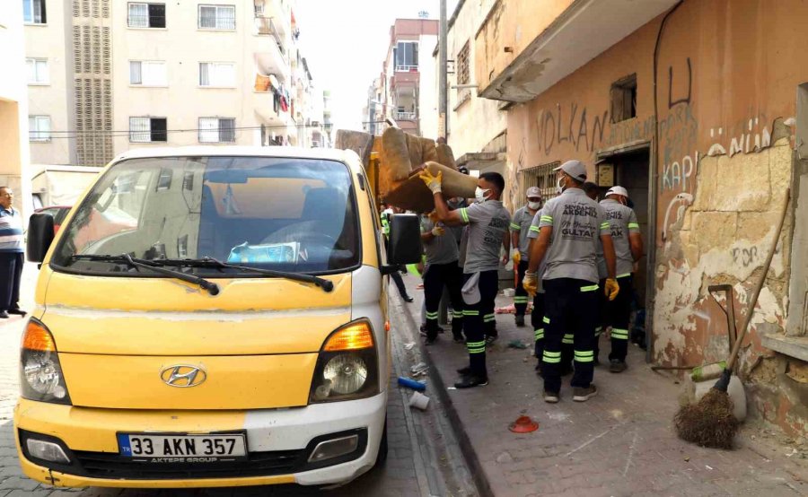 Sahibinin Hayatını Kaybettiği Evden Tonlarca Çöp Çıkarıldı