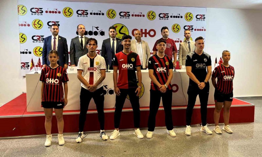 Eskişehirspor’un Yeni Sezon Formaları Tanıtıldı