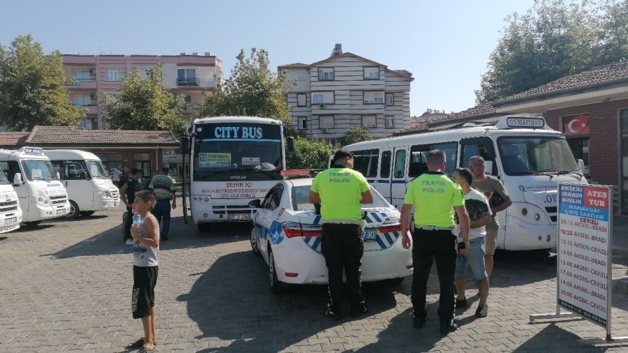 Bir Ayağı Protez Olan Engelli Adam Minibüsün Altında Kaldı