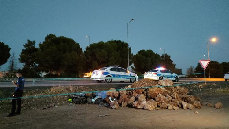 Motosikletiyle Şarampoldeki Taş Yığınına Çarpan Sürücü Hayatını Kaybetti