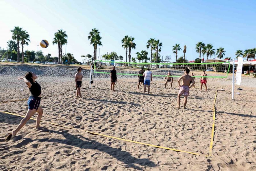 Antalya Büyükşehir’den Konyaaltı Plajı’na Ücretsiz Plaj Voleybol Sahaları