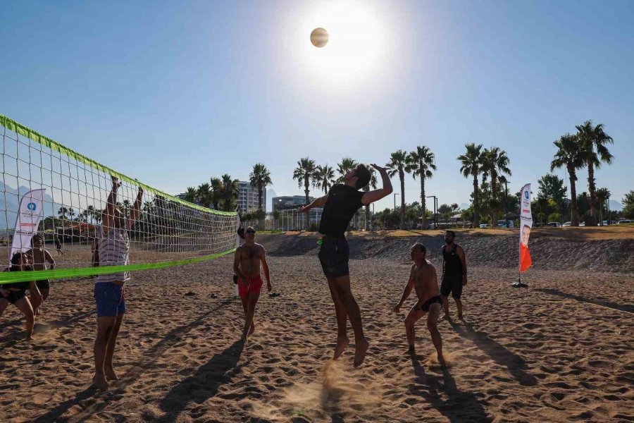 Antalya Büyükşehir’den Konyaaltı Plajı’na Ücretsiz Plaj Voleybol Sahaları