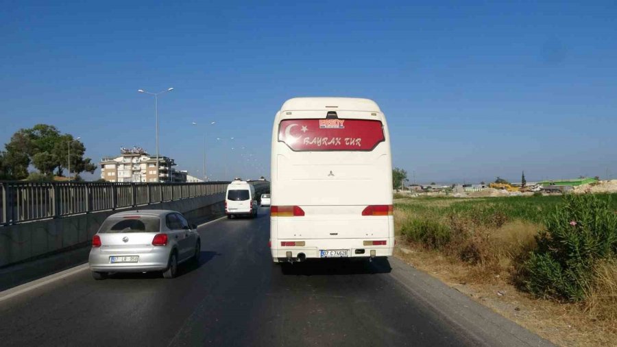 Servis Otobüsünün Önünden Geçti, Motosikletin Altında Kalarak Yaralandı