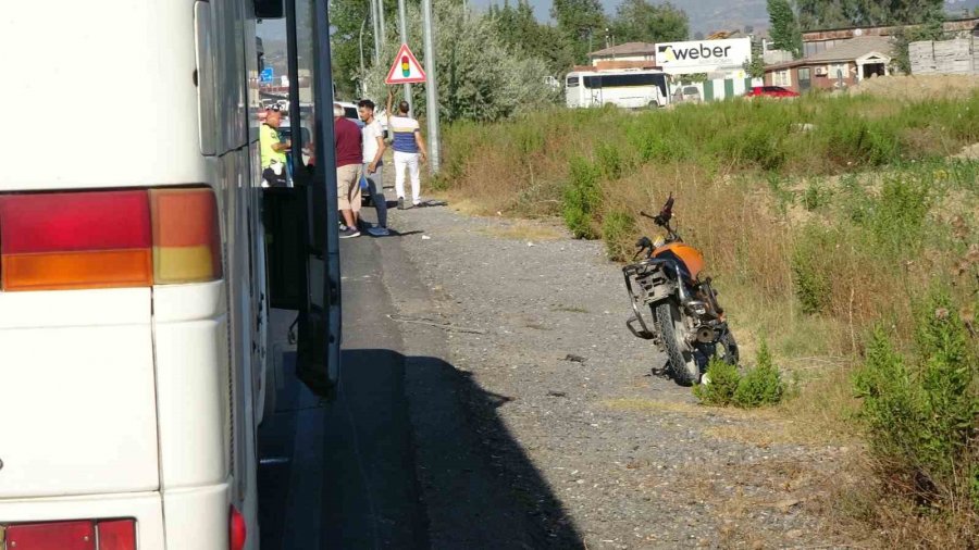 Servis Otobüsünün Önünden Geçti, Motosikletin Altında Kalarak Yaralandı