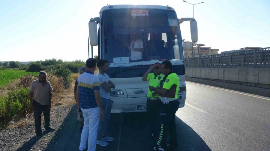 Servis Otobüsünün Önünden Geçti, Motosikletin Altında Kalarak Yaralandı