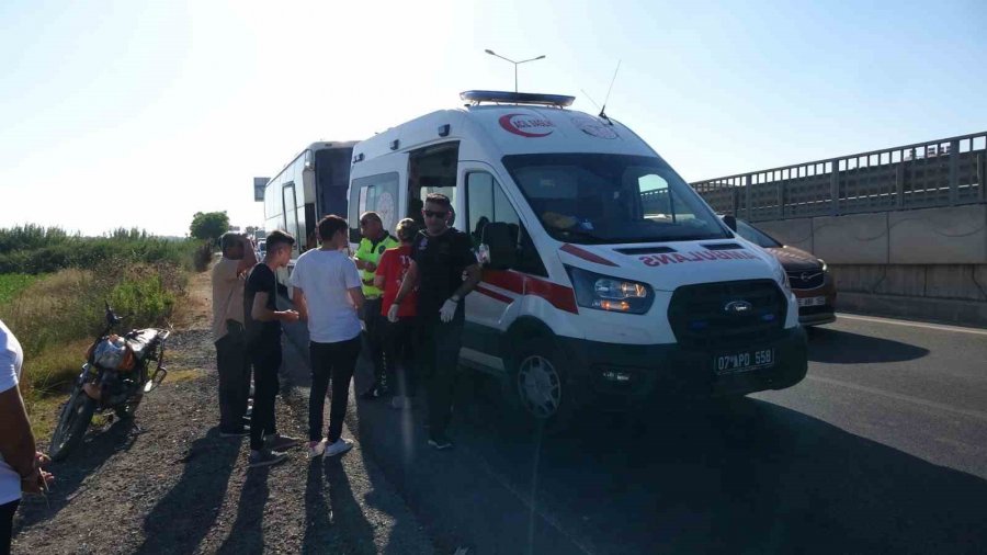 Servis Otobüsünün Önünden Geçti, Motosikletin Altında Kalarak Yaralandı