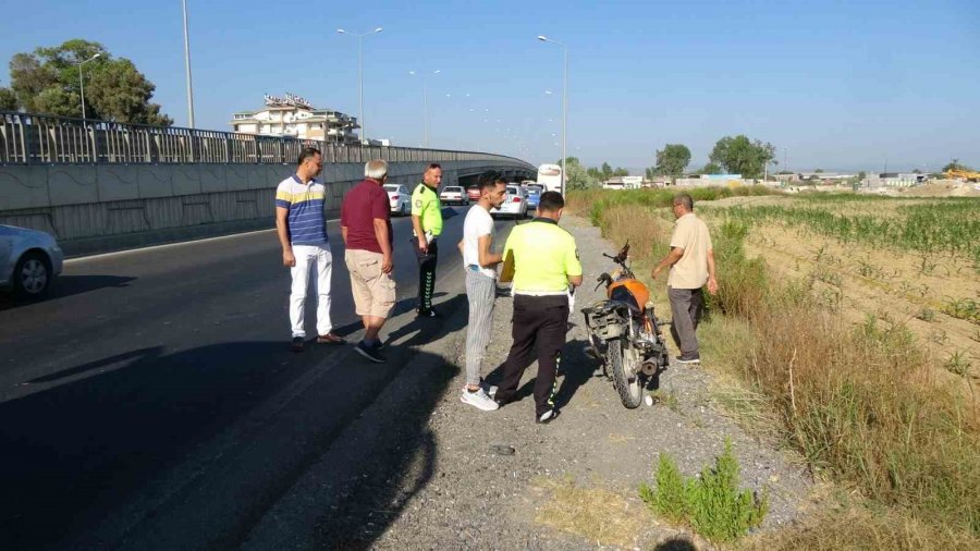 Servis Otobüsünün Önünden Geçti, Motosikletin Altında Kalarak Yaralandı