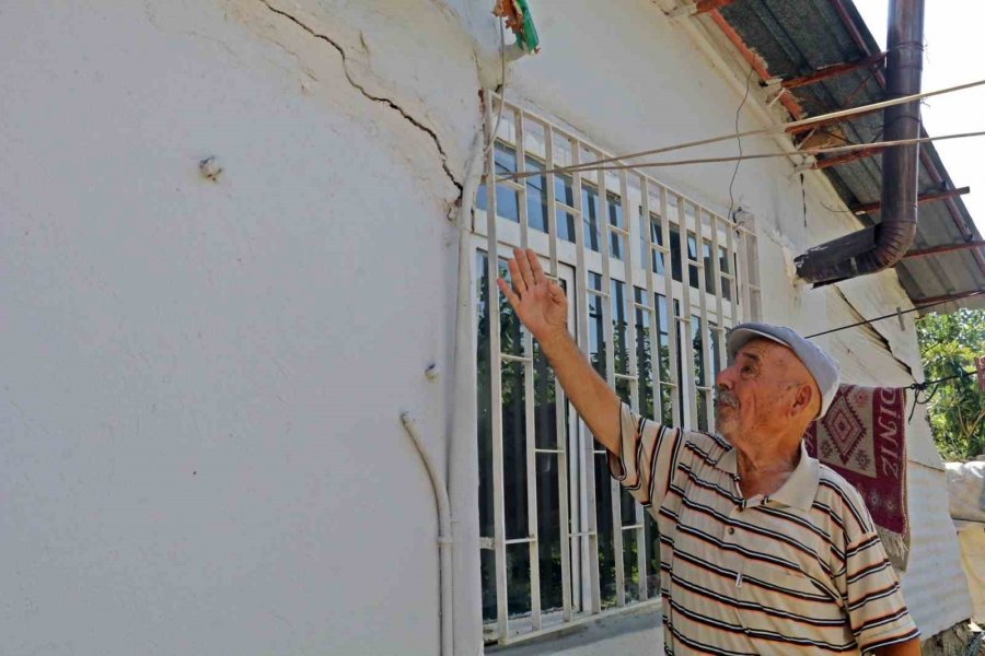 Temeli Kayıp Çatlayan Evlerde Korku İçinde Yaşıyorlar