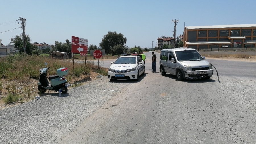 Hafif Ticari Araçla Motosikletin Çarpıştığı Kazada Motosiklet Sürücüsü Yaralandı