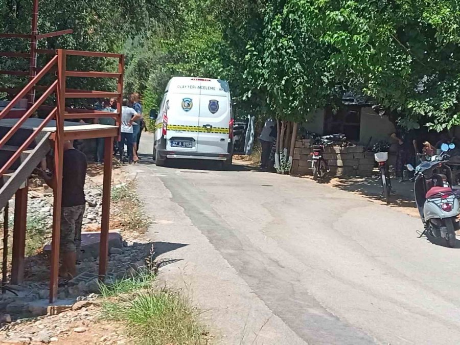 Antalya’da Cinnet Geçiren Şahıs Önce Eşini, Sonra Kendini Öldürdü