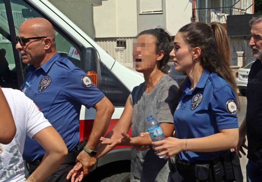 Babasından Daire Talebi Reddedilen Genç Kadın Çılgına Döndü