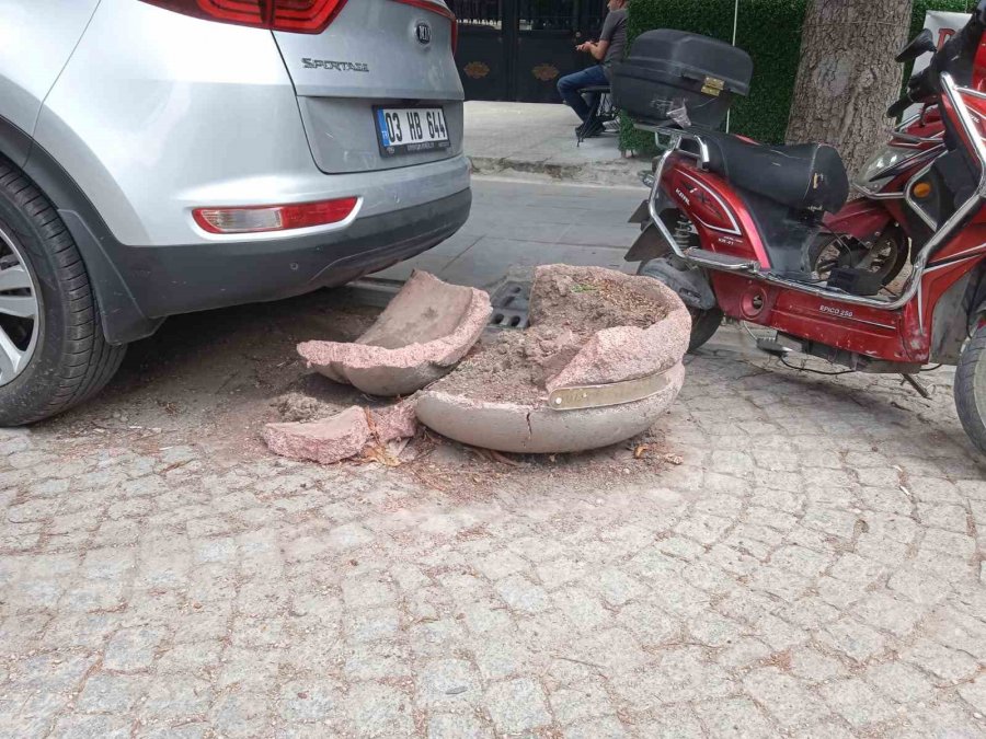 Eskişehir’de Şanssız Beton Saksı Yine Hedef Oldu