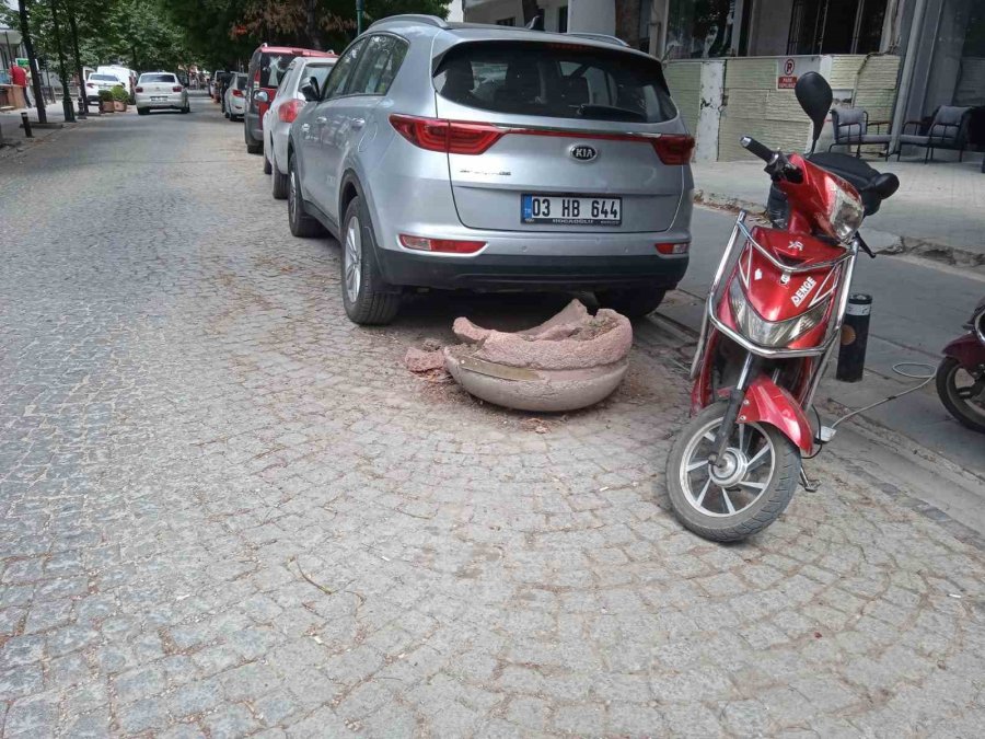 Eskişehir’de Şanssız Beton Saksı Yine Hedef Oldu