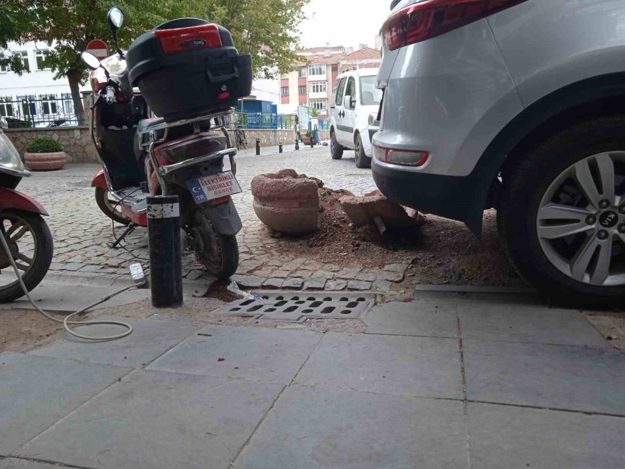 Eskişehir’de Şanssız Beton Saksı Yine Hedef Oldu