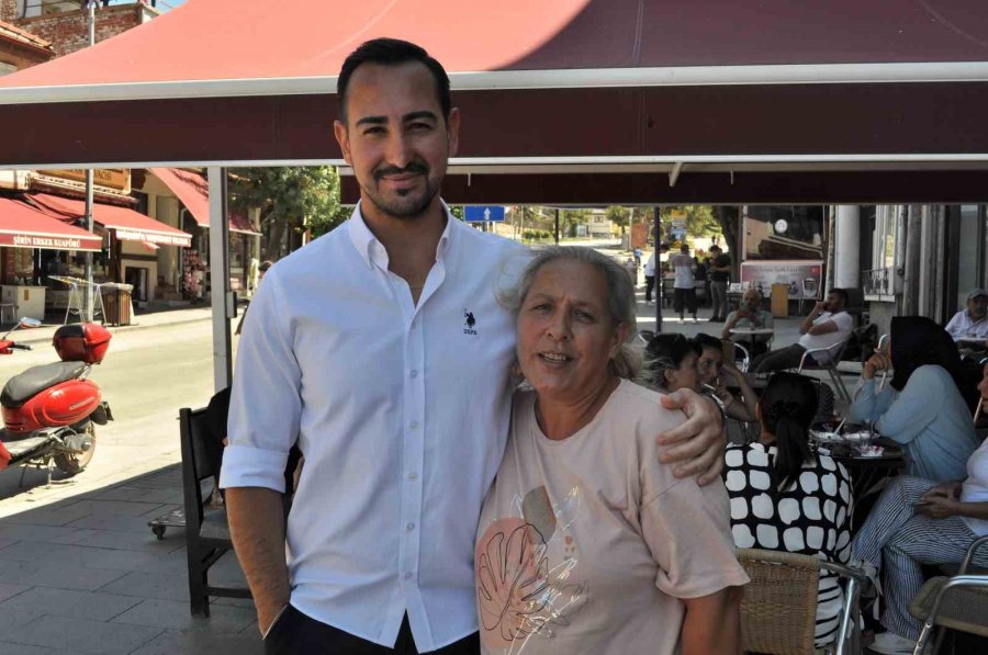 Genç Muhtar Baba Mesleğini Ve Esnaflığı Bir Arada Götürerek Takdir Topluyor